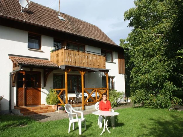 Annalies Miller, Ihre Gastgeberin