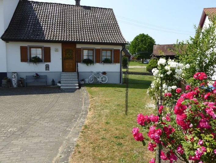 Hausansicht von der Straße aus