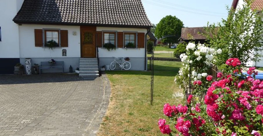 Hausansicht von der Straße aus