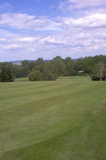 Wir können weit in die offene Landschaft schauen.