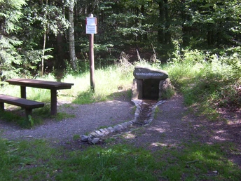 Der Sachsenbrunnen nahe der Stempelstelle.