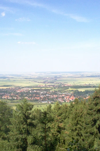 Wir können weit ins Land schauen.