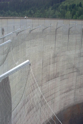 Die Ausmaße der Okertalsperre-Staumauer sind beachtlich.