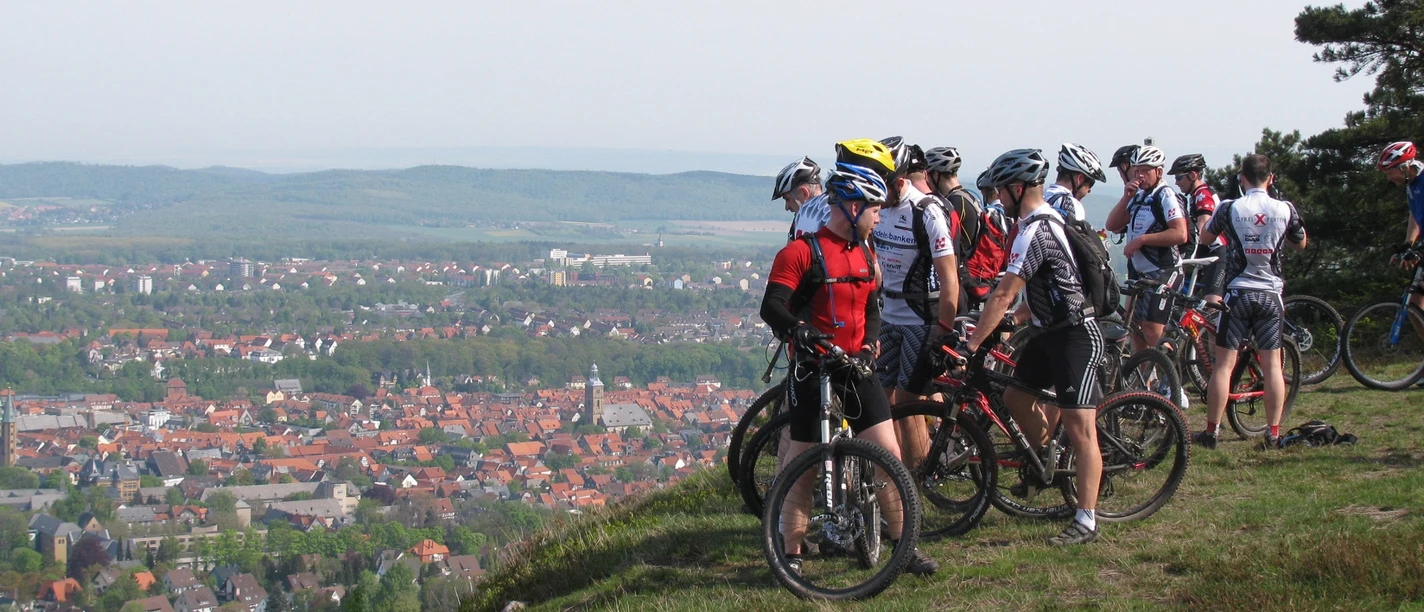Mountainbike-Gruppe mit Blick auf Goslar