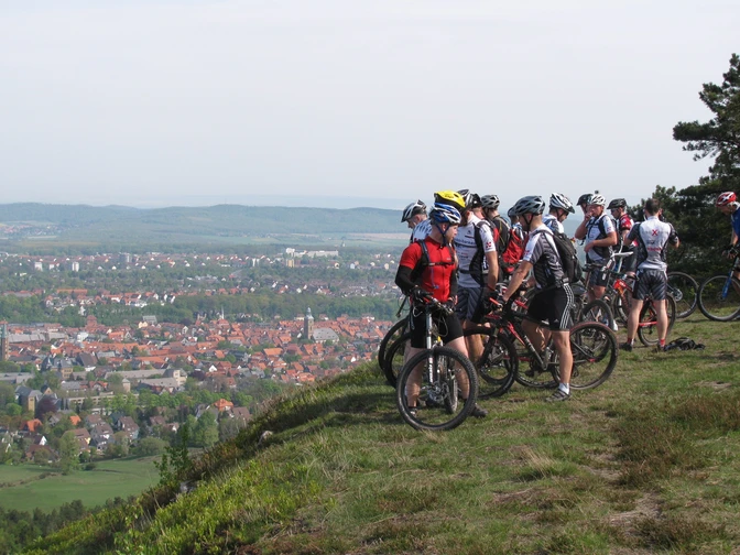 Mountainbike-Gruppe mit Blick auf Goslar