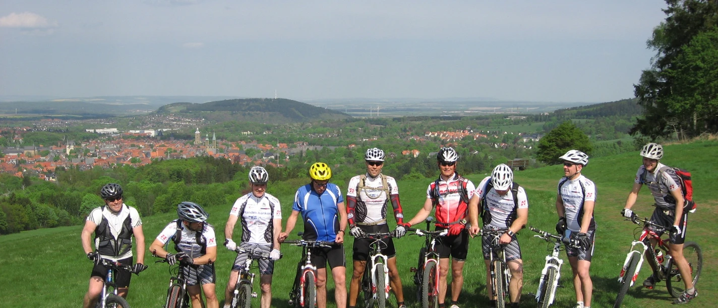 Mountainbike-Gruppe mit Blick auf Goslar