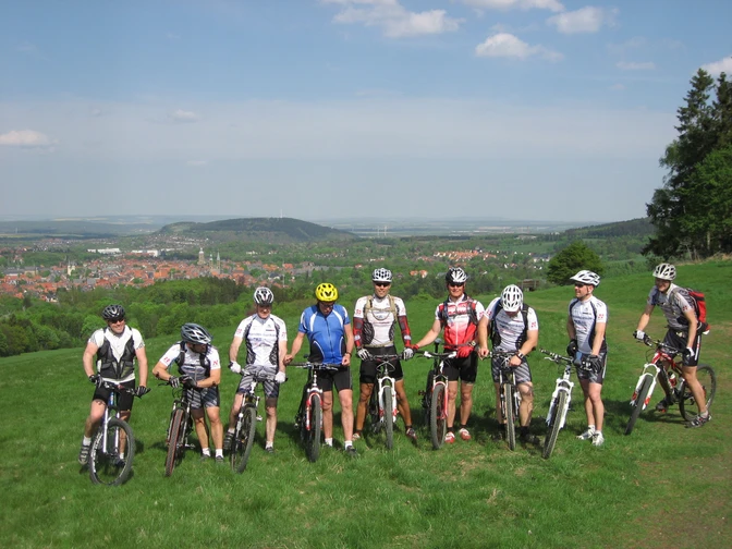 Mountainbike-Gruppe mit Blick auf Goslar