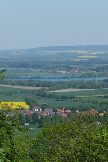 Blick vom Harlyturm über Lengde auf die Kiesteiche in der Okeraue