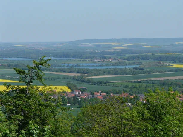 Blick vom Harlyturm über Lengde auf die Kiesteiche in der Okeraue