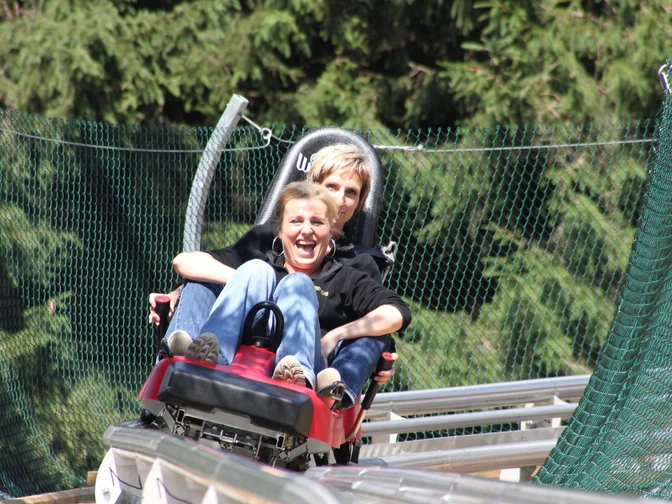 Spaß pur auf der Sommerrodelbahn