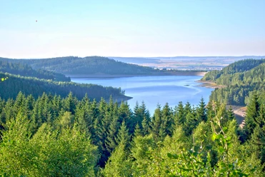 Blick über den Granestausee ins nördliche Harzvorland