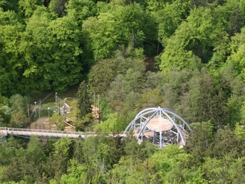 Blick von der Burgberg-seilbahn auf den Baumwipfelpfad