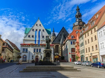 Marktplatz Eisleben mit Lutherdenkmal