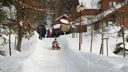 Rodelbahn vor der Tourist-Information