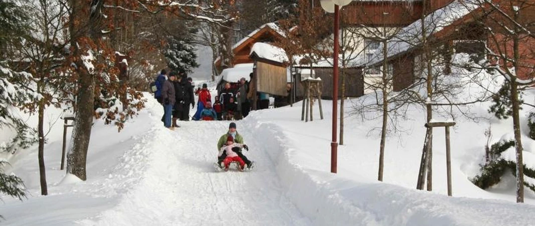 Rodelbahn vor der Tourist-Information