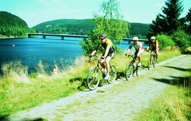Radfahrer an der Talsperre