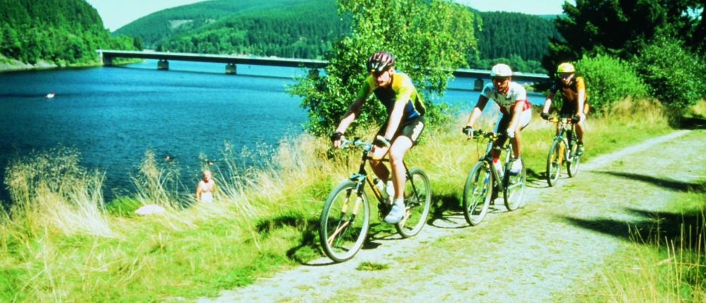 Radfahrer an der Talsperre