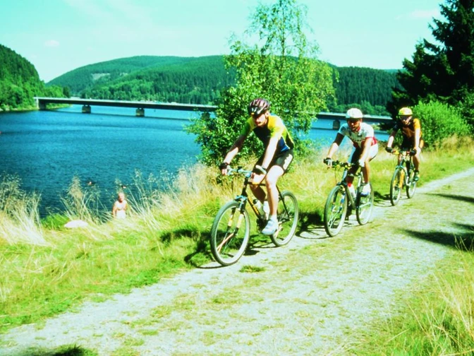 Radfahrer an der Talsperre