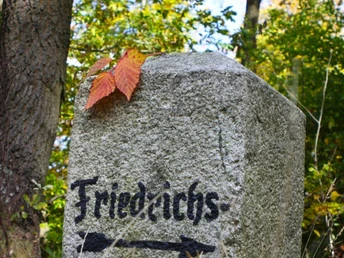 Wegweiser nach Friedrichsbrunn