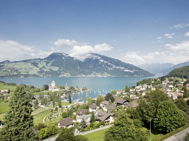 Vue de la gare sur la baie de Spiez