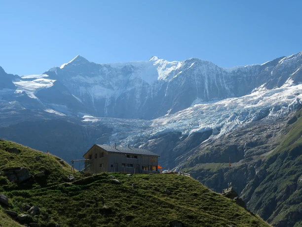 Berghaus Bäregg mit Fiescherwand.