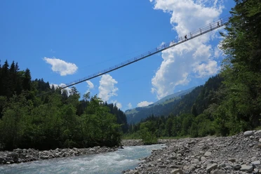 The suspension bridge Hostalde over the river Engstlige.