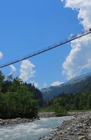Die Hängebrücke Hostalde über dem Fluss Engstlige.