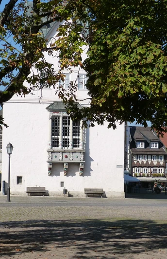 Rathaus mit Marktplatz und Bracken
