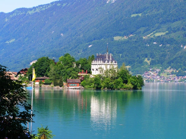 Iseltwald mit Seeburg, hinten Niederriet