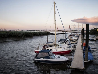 Kleiner Hafen in Sandstedt in Hagen im Bremischen