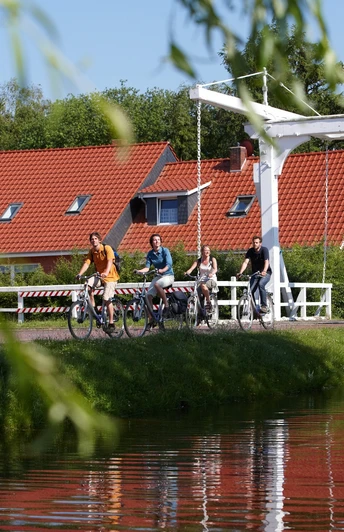 Radfahrer auf Klappbrücke in Papenburg