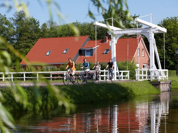 Radfahrer auf Klappbrücke in Papenburg