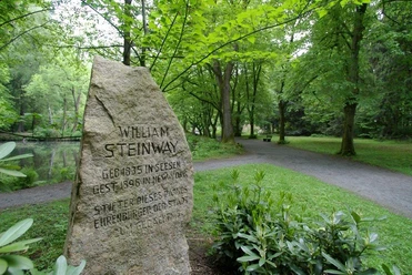 Steinway Gedenkstein