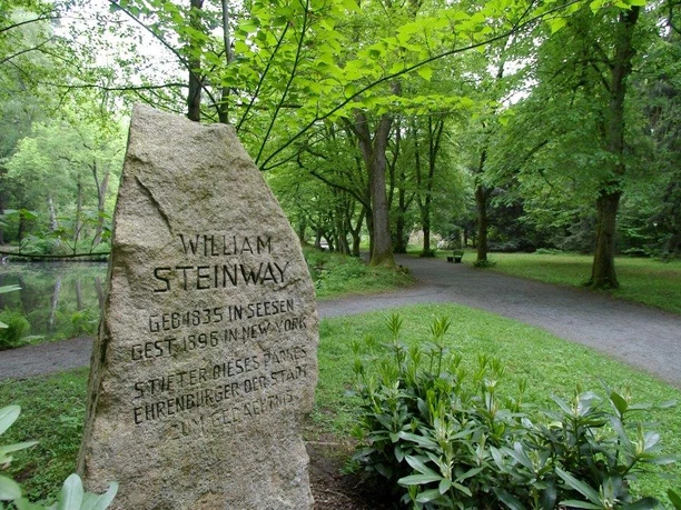 Steinway Gedenkstein