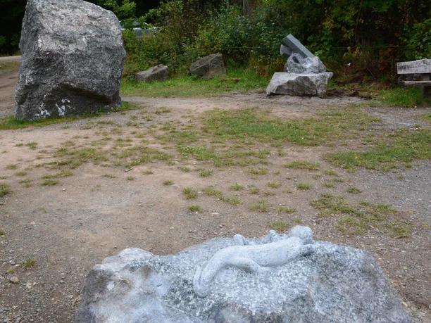 Skulptur einer Eidechse von R. Hoffmeister