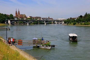 Bac sur le Rhin à Bâle, en arrière-plan la cathédrale.