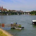 Rheinfähre in Basel, hinten das Münster.