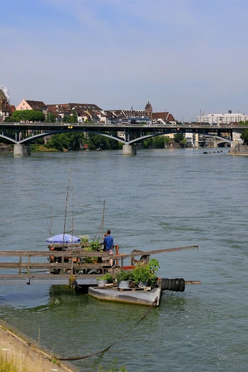 Rheinfähre in Basel, hinten das Münster.