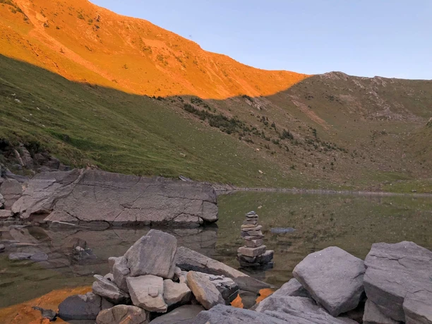 Le lac se pare de la lumière du soir