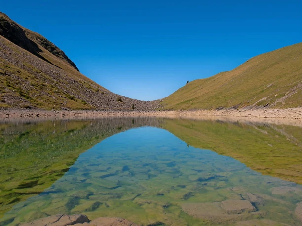 Reflets dans le lac bleu turquoise