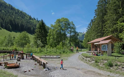 Avec arrêt au terrain de jeux d'eau
