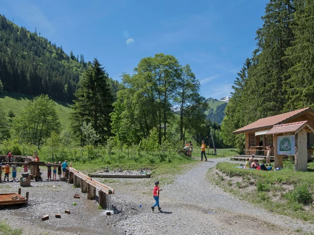 Avec arrêt au terrain de jeux d'eau