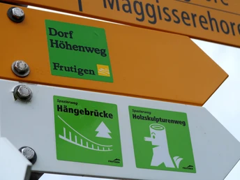 Gut markiert zur Hängebrücke.