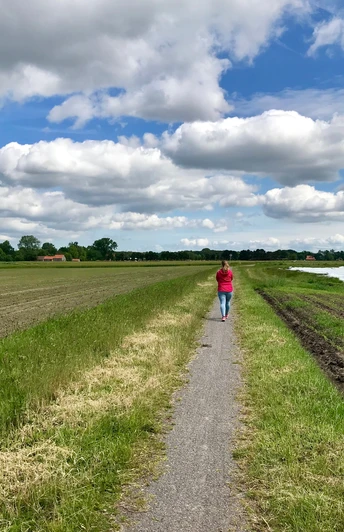 Spaziergängerin auf dem Linsweger Esch