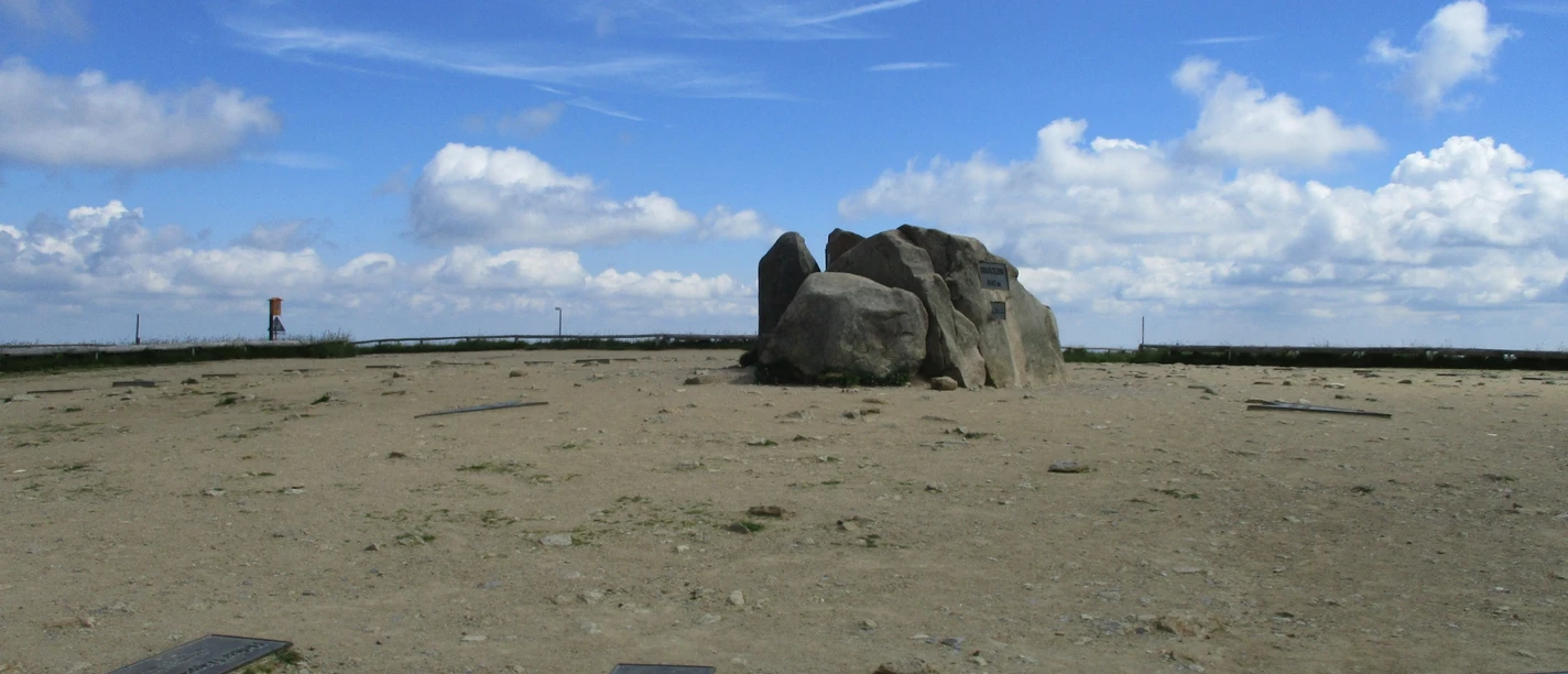 Der Gipfelstein auf dem höchsten Berg im Harz
