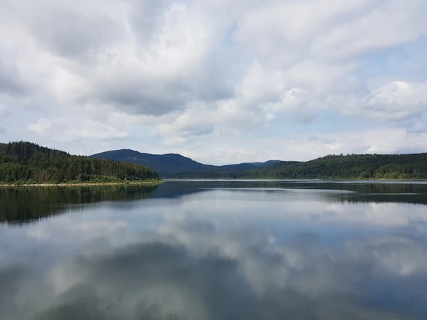 Aussicht über den Granestausee in die Harzer Berge