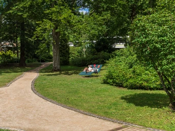 Am Wegesrand geht es zur Entspannung auf die Wiese
