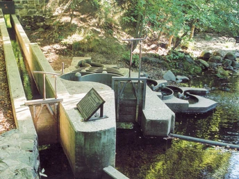 H2 Querbauwerk nach dem Umbau mit Gedenktafel