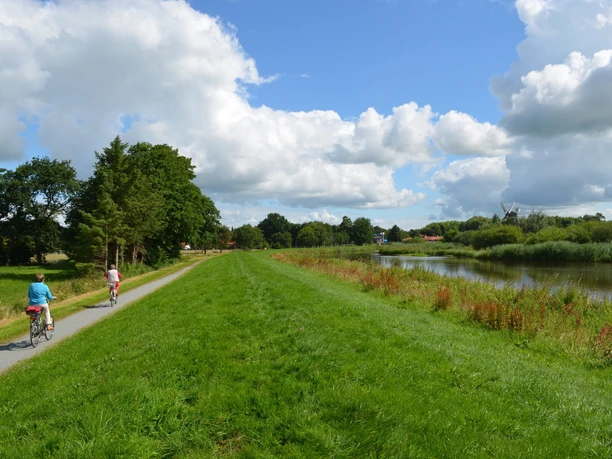 Apen Deichwanderung, Foto: Ostfriesland Tourismus GmbH