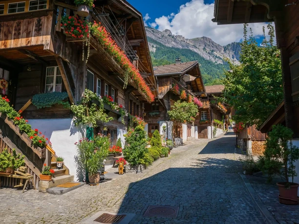 brienz-gefuehrter-dorfrundgang-holzchalet